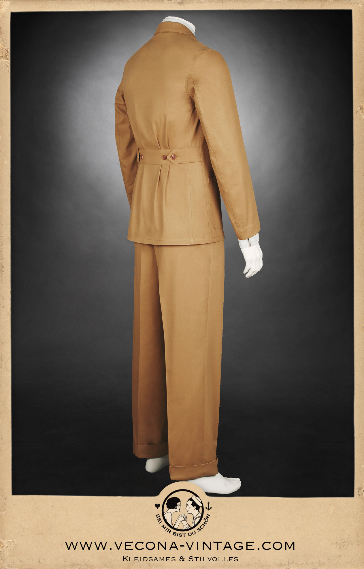 1930er 1940er leichtes karamellbraunes Sportjackett und Baumwollhose mit verstellbarem Bund - 1930s 1940s lightweight caramel cotton sports jacket and pants with adjustable waist, Rückansicht - back view