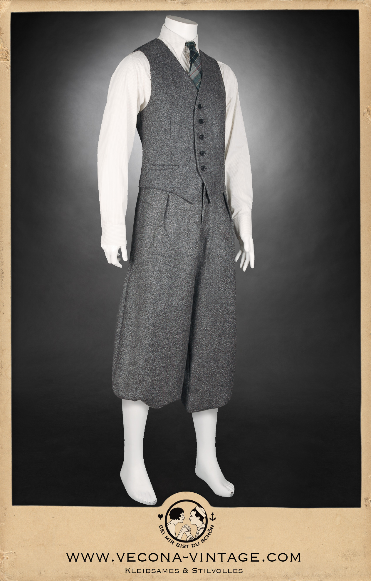 Knickerbocker und Weste aus grauer Schurwolle - Grey virgin wool plus fours and waistcoat, mit weißem Baumwollhemd und Krawatte - with white cotton shirt and tie