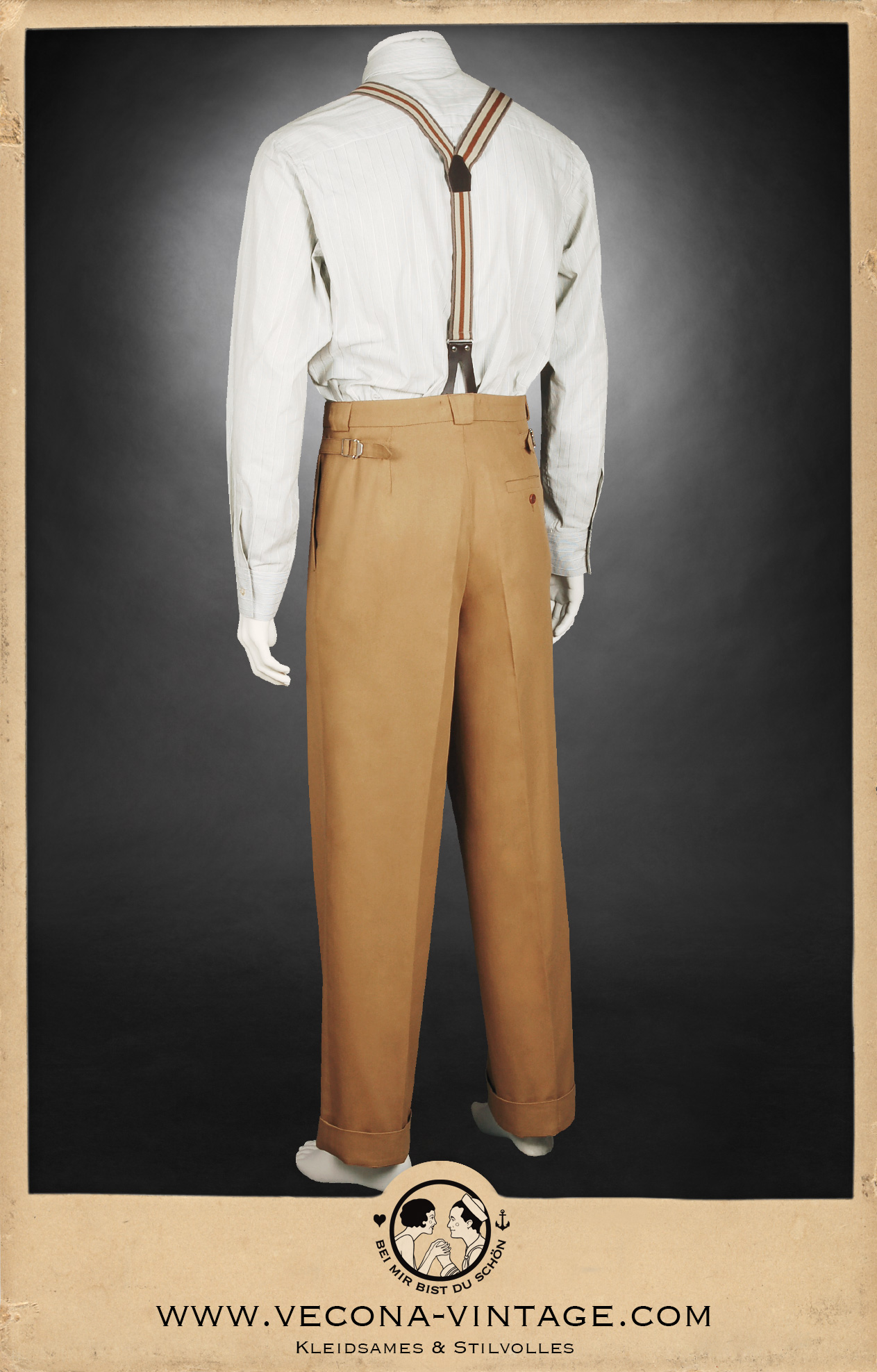 1930er 1940er leichte karamellbraune Baumwollhose mit verstellbarem Bund - 1930s 1940s lightweight caramel cotton pants with adjustable waist, mit grün-creme gestreiftem Baumwollhemd und Hosenträgern - with green-creme striped cotton shirt and suspenders,