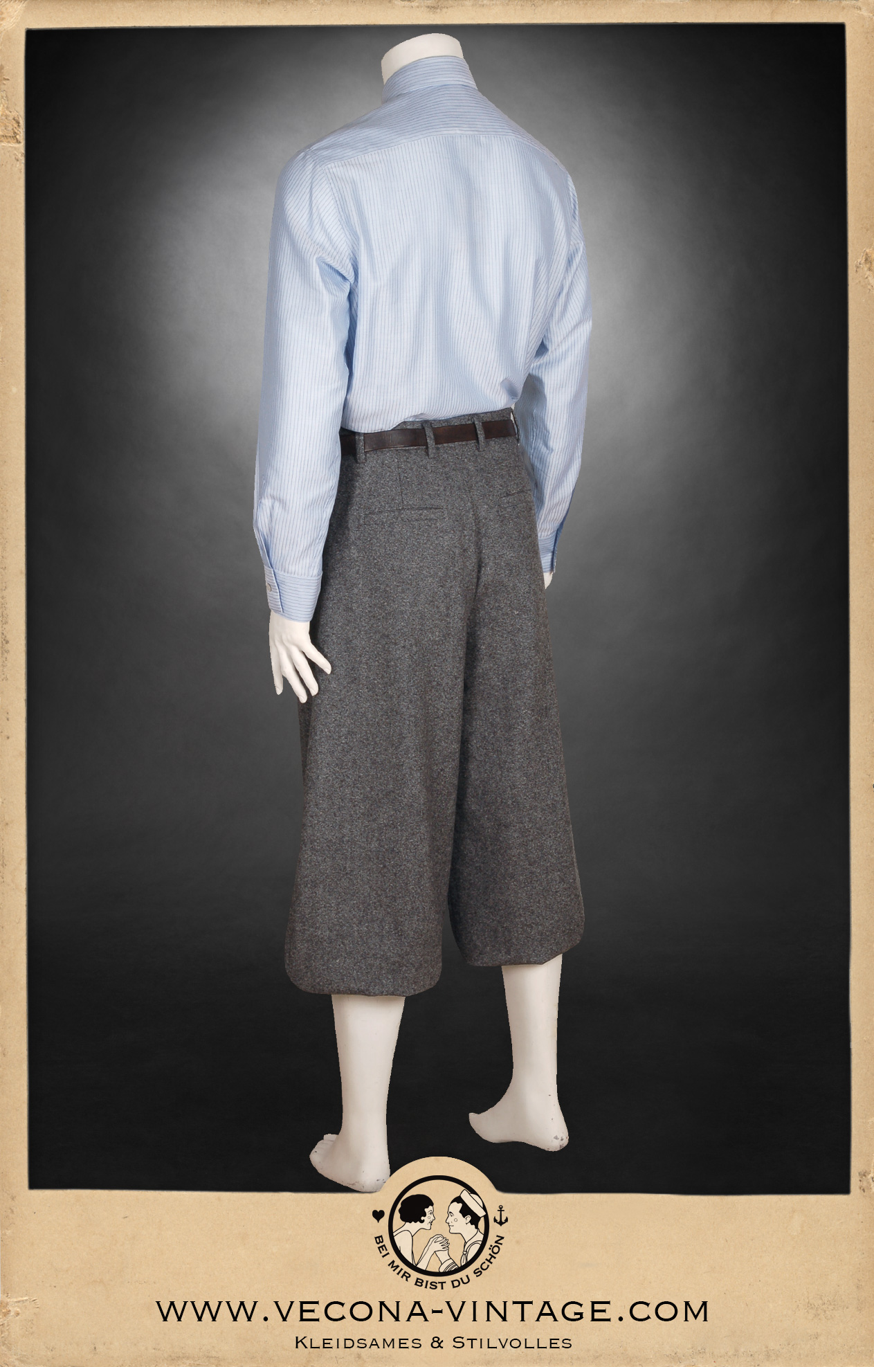 Knickerbocker aus grauer Schurwolle - Grey virgin wool plus fours, mit blauem Baumwollhemd - with blue shirt, Rückansicht - back view