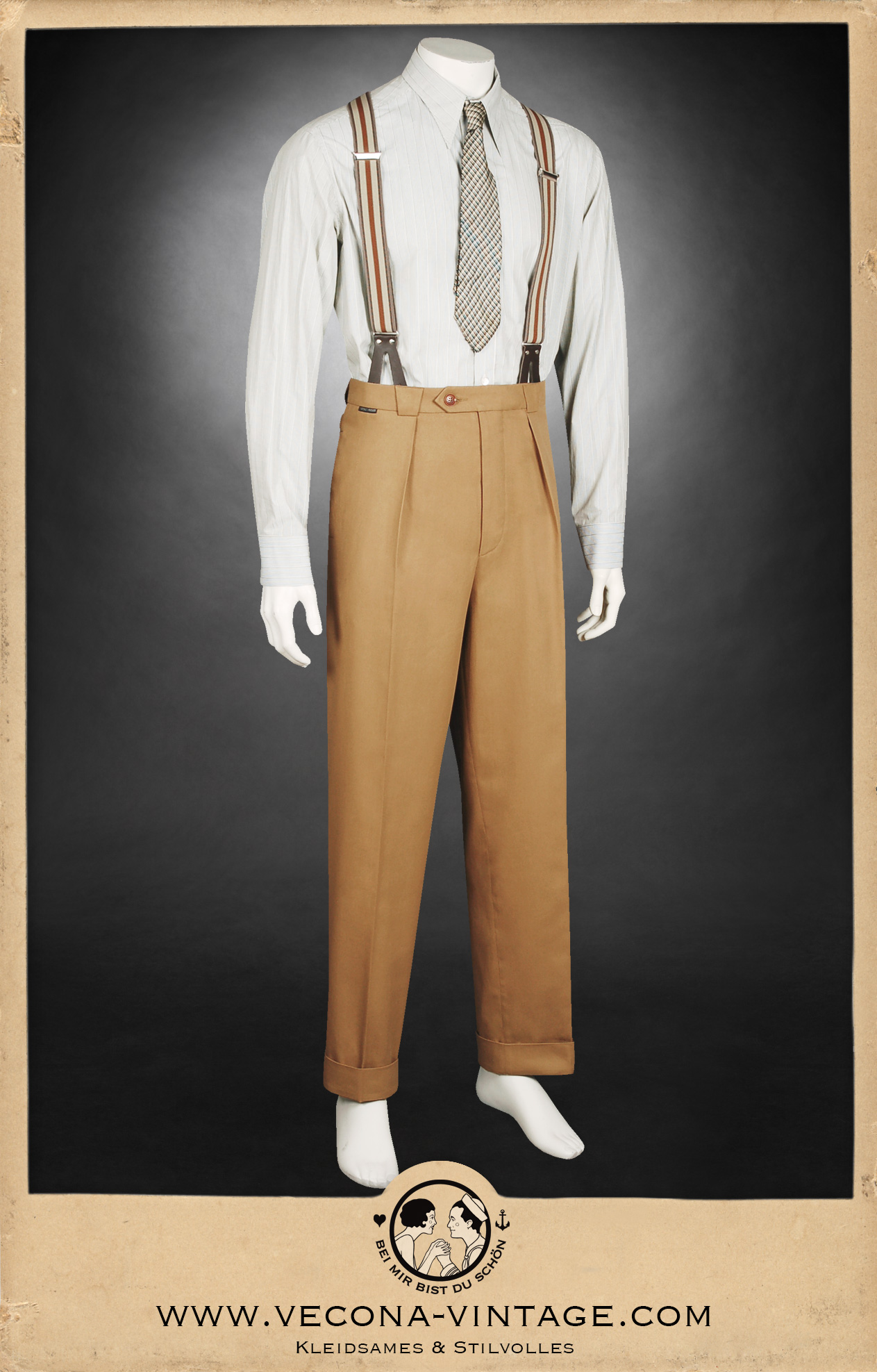 1930er 1940er leichte karamellbraune Baumwollhose mit verstellbarem Bund - 1930s 1940s lightweight caramel cotton pants with adjustable waist, mit grün-creme gestreiftem Baumwollhemd, Krawatte und Hosenträgern - with green-creme striped cotton shirt, tie 