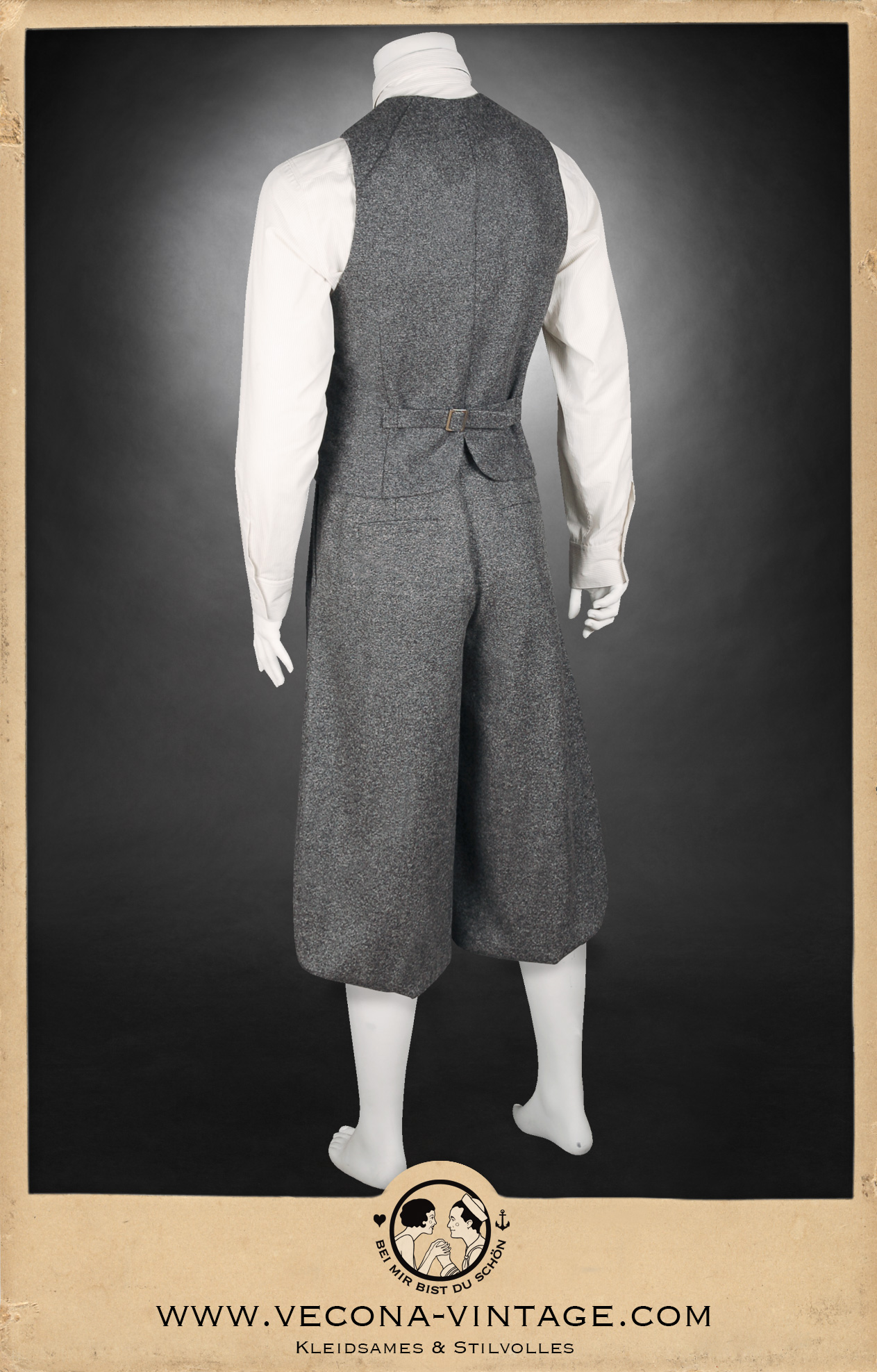 Knickerbocker und Weste aus grauer Schurwolle - Grey virgin wool plus fours and waistcoat, mit weißem Baumwollhemd - with white cotton shirt, Rückansicht - back view