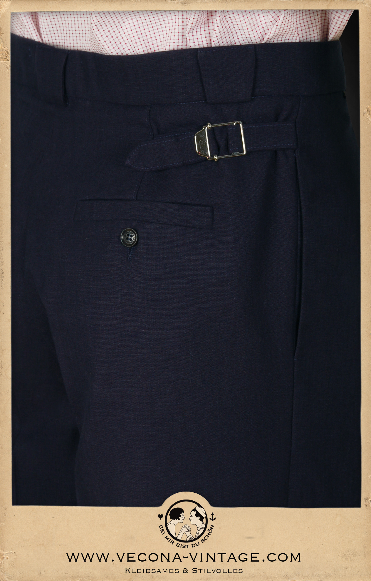 1930er 1940er leichte dunkelblaue Hose aus Leinenmischgewebe mit verstellbarem Bund - 1930s 1940s lightweight navy blue linen blend pants with adjustable waist, Detail Seitenriegel - side strap with buckle detail