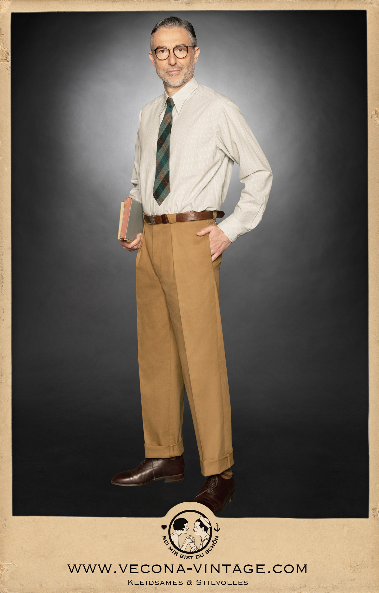 1930er 1940er leichte karamellbraune Baumwollhose mit verstellbarem Bund - 1930s 1940s lightweight caramel cotton pants with adjustable waist, mit grün-creme gestreiftem Baumwollhemd, Krawatte und Hosenträgern - with green-creme striped cotton shirt, tie 