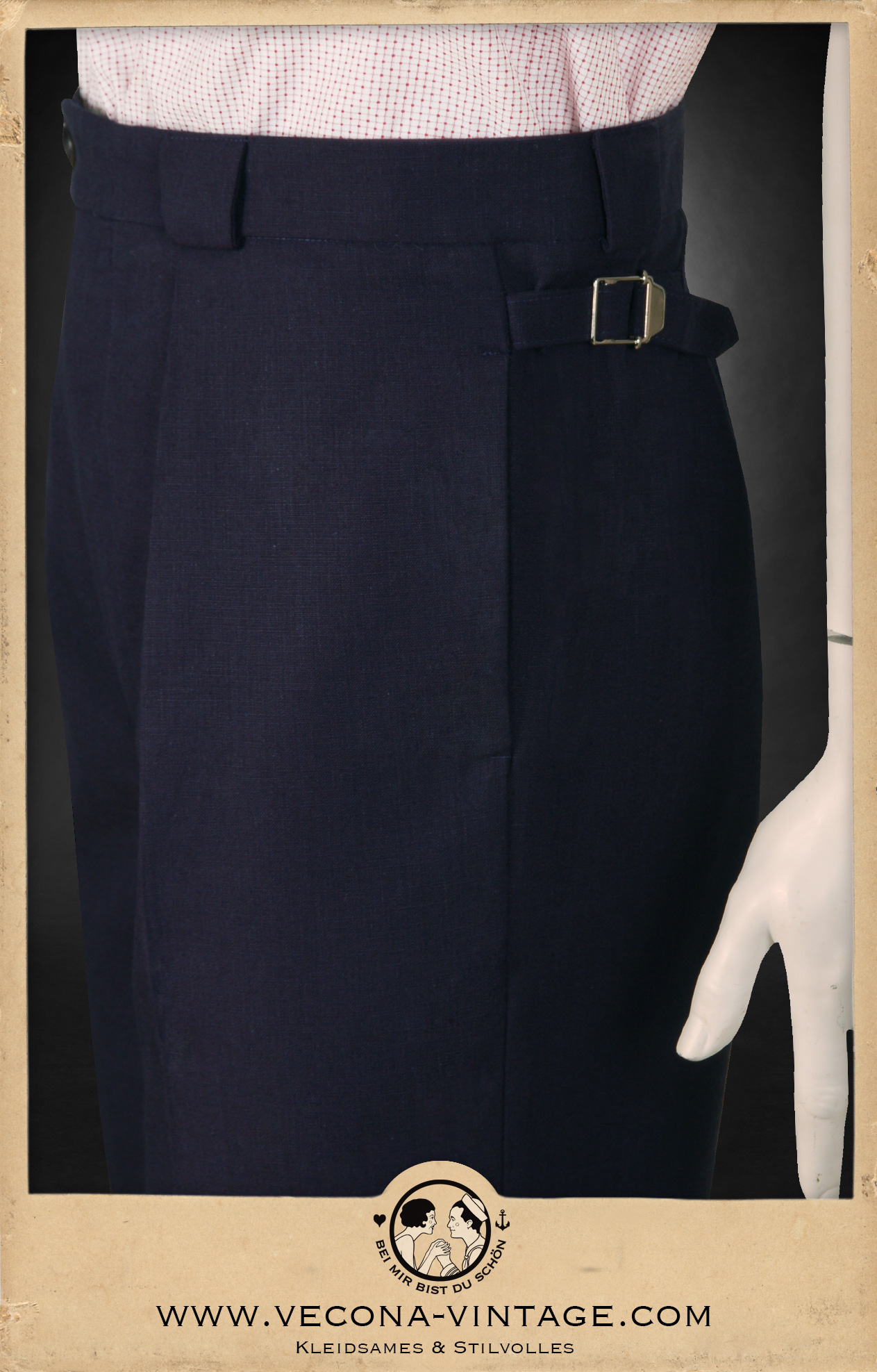 1930er 1940er leichte dunkelblaue Hose aus Leinenmischgewebe mit verstellbarem Bund - 1930s 1940s lightweight navy blue linen blend pants with adjustable waist, Detail Seitenriegel - side strap with buckle detail