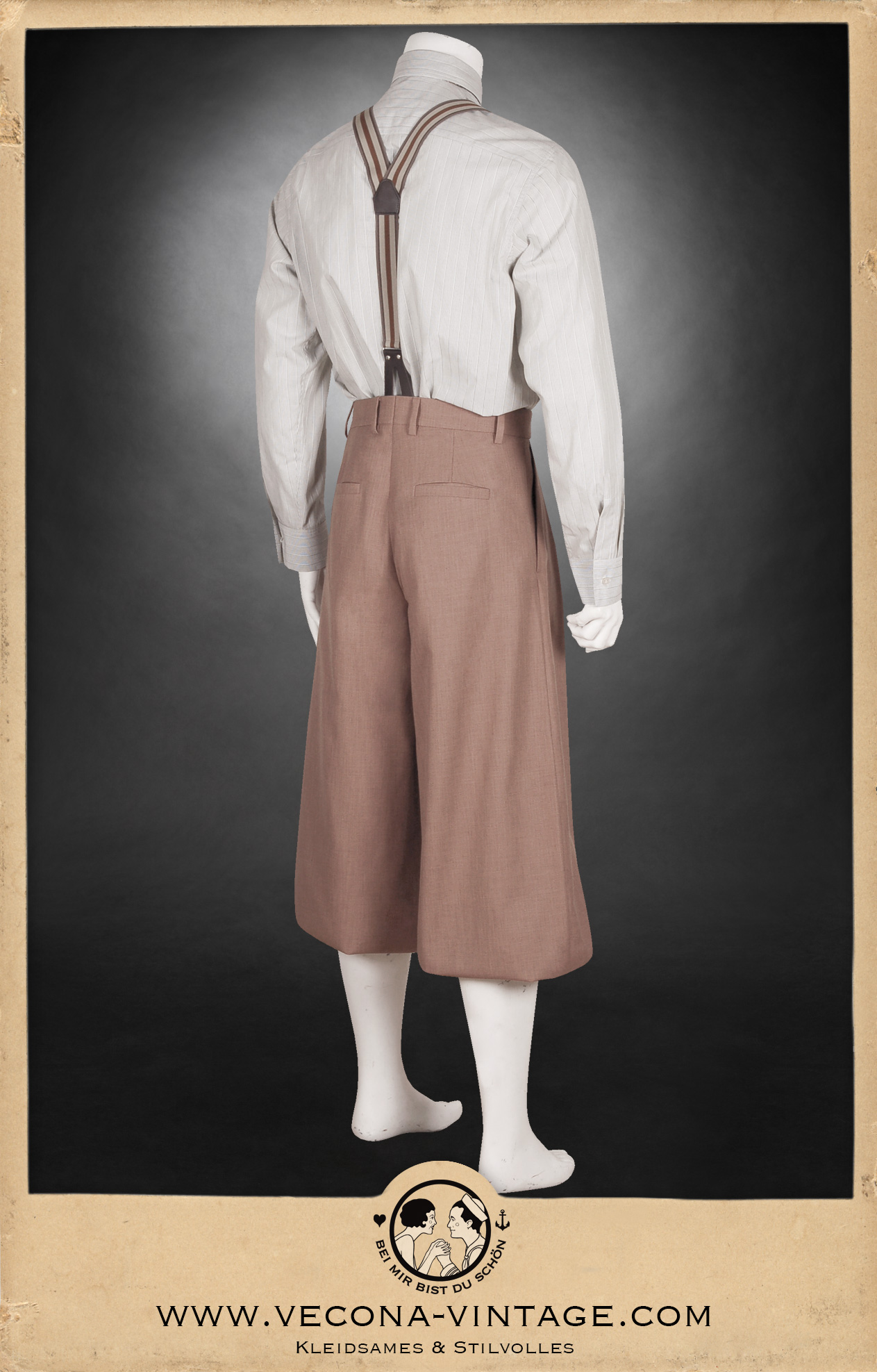 1930er 1940er Jahre mandelbraune weite Knickerbocker aus Leinenmischgewebe - 1930s 1940s almond color plus fours, mit grün-creme gestreiftem Hemd aus Baumwolle und Hosenträgern - with Green creme striped cotton shirt and suspenders, Rückansicht - back vie