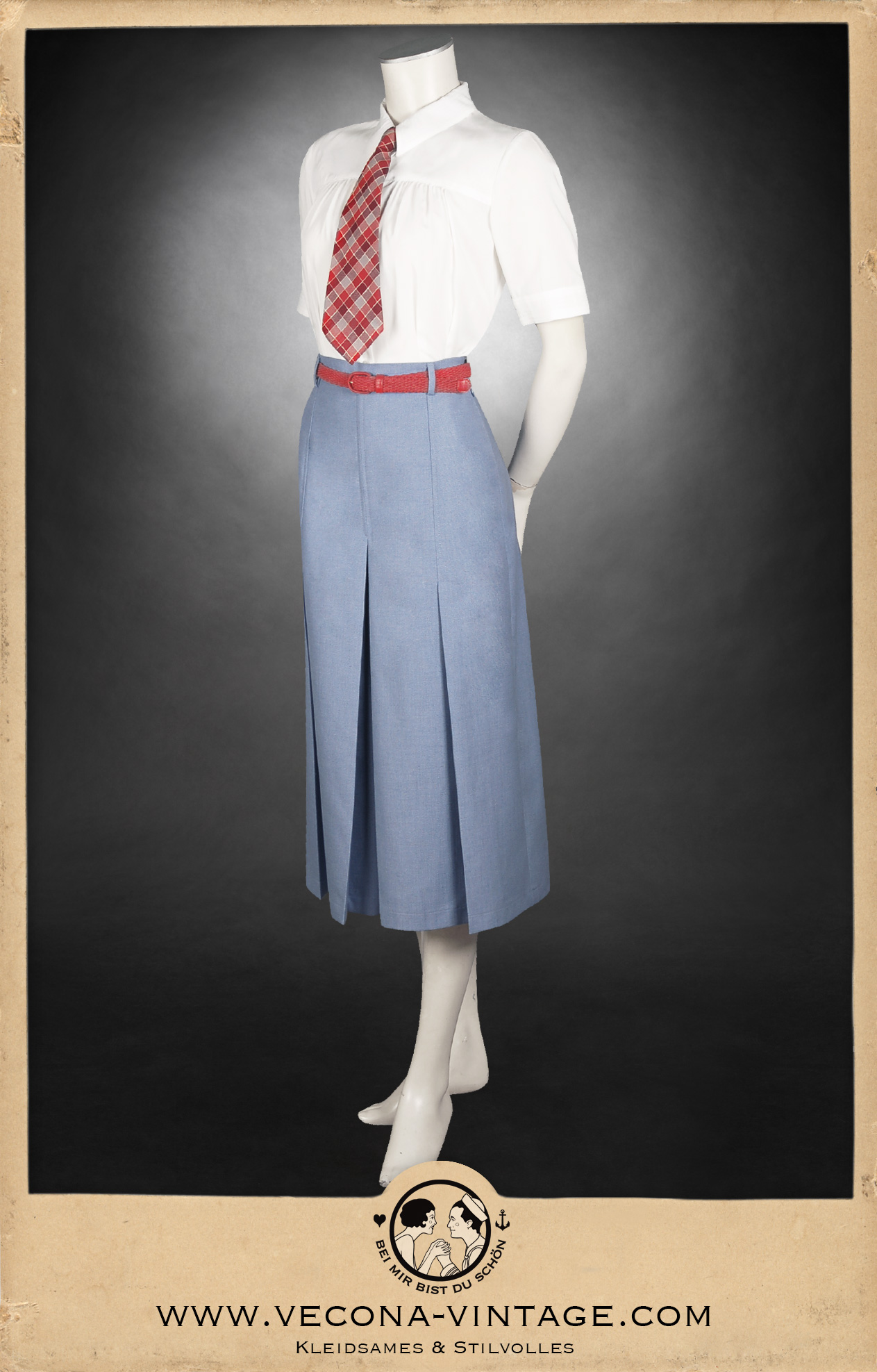 Hosenrock - Culottes, Leinenmischgewebe hellblau - Linen Blend light blue, mit weißer Viskosebluse und roter Krawatte - with white viscose blouse and red tie