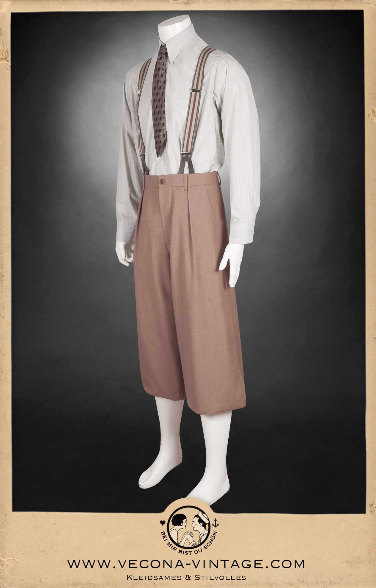 1930er 1940er Jahre mandelbraune weite Knickerbocker aus Leinenmischgewebe - 1930s 1940s almond color plus fours, mit grün-creme gestreiftem Hemd aus Baumwolle, Krawatte und Hosenträgern - with Green creme striped cotton shirt, tie and suspenders