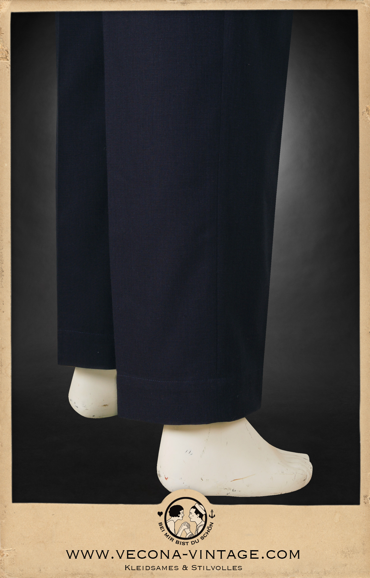 1930er 1940er leichte dunkelblaue Hose aus Leinenmischgewebe mit verstellbarem Bund - 1930s 1940s lightweight navy blue linen blend pants with adjustable waist, Detail Aufschläge - turn up detail