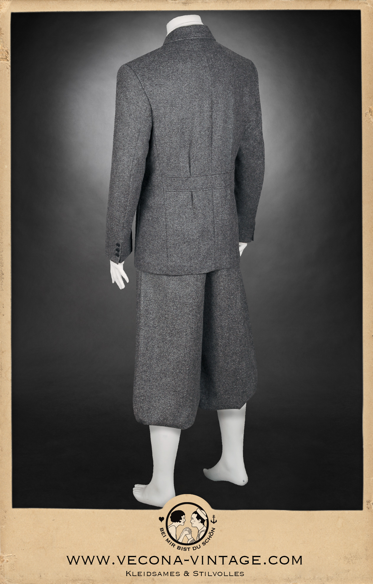 Jackett und Knickerbocker aus grauer Schurwolle - Grey virgin wool jacket and plus fours, Rückansicht - back view