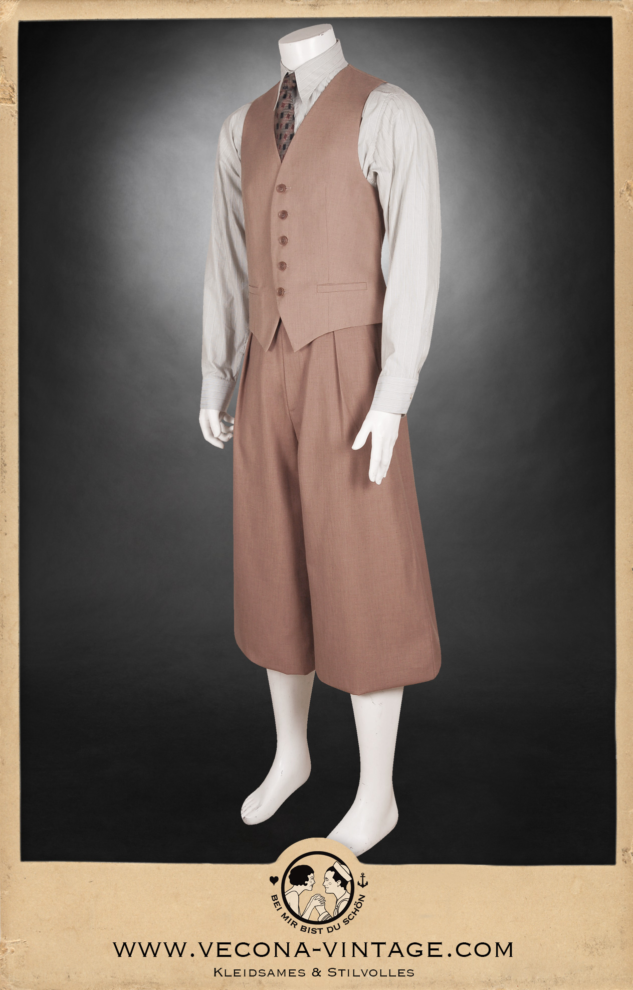 1930er 1940er Jahre mandelbraune Knickerbocker mit Weste aus Leinenmischgewebe - 1930s 1940s almond color plus fours and waistcoat, mit grün-creme gestreiftem Hemd aus Baumwolle und Krawatte - with Green creme striped cotton shirt and tie