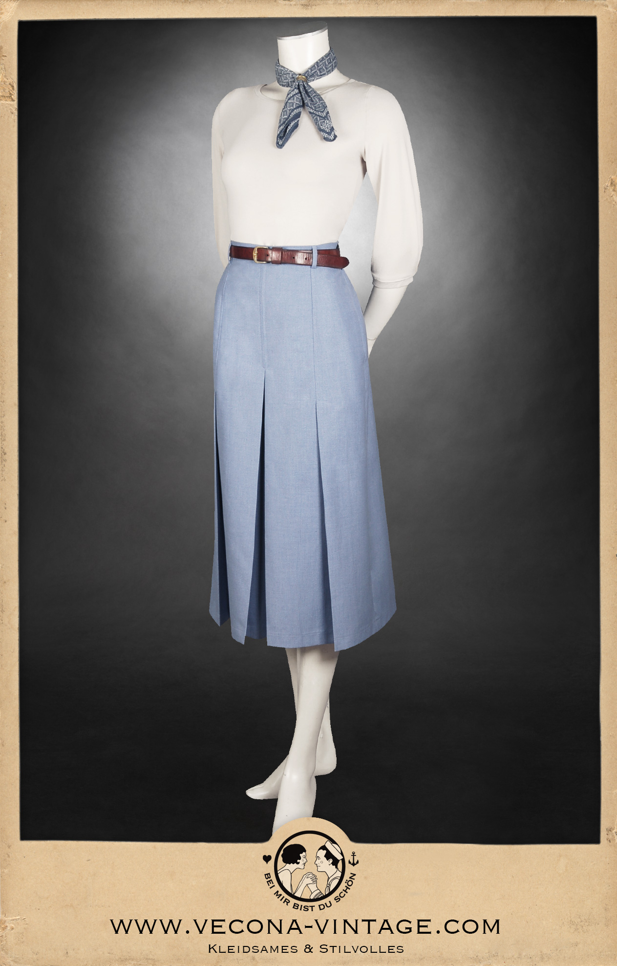 Hosenrock - Culottes, Leinenmischgewebe hellblau - Linen Blend light blue, mit weißer Viskosebluse und Halstuch - with white viscose blouse and scarf